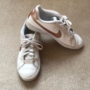 NIKE SNEAKERS